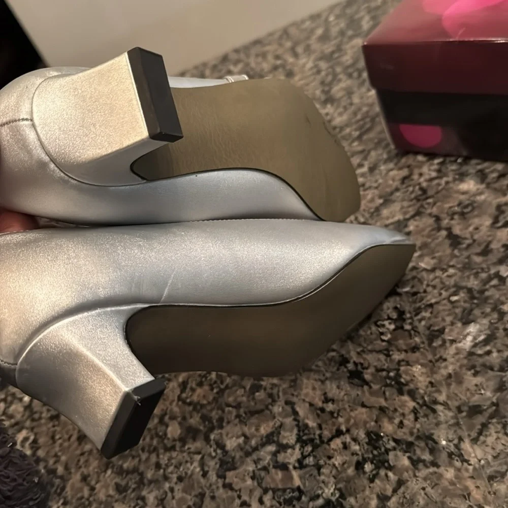 Easy Street entice squared toe silver satin 1.5 inch pump heel NIB 8.5W